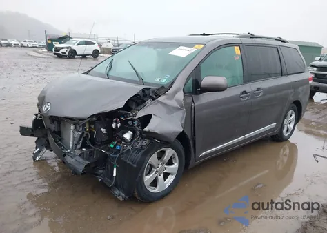 2012 Toyota Sienna Le V6 8 Passenger z USA, uszkodzony, nr VIN 5TDKK3DC7CS254394